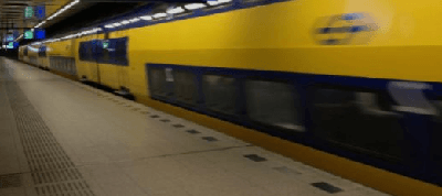 Man gewond na aanrijding met trein bij Diemen